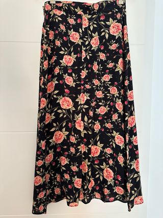 Falda midi Zara flores negra