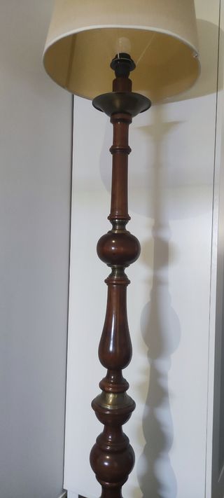 Lampara pie madera estilo clásico
