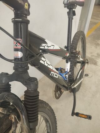 Bicicleta de montaña Monty KY7 negra para niños.
