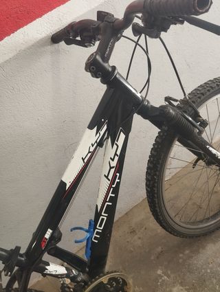 Bicicleta de montaña Monty KY7 negra para niños.