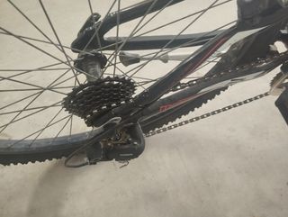 Bicicleta de montaña Monty KY7 negra para niños.