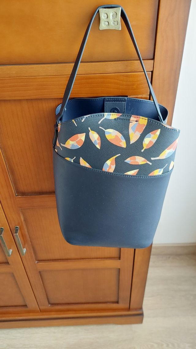 Bolso negro con estampado multicolor