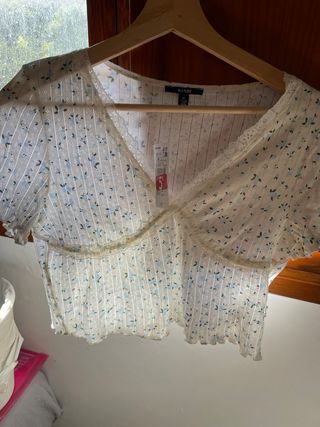 Crop Kiabi flores-encaje T-M