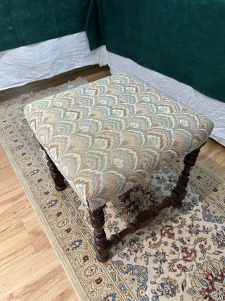 Taburete. Descalzadora de madera época Alfonsina.