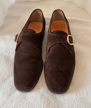 Zapatos ante marrones, tipo italianos, hebilla.