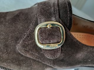 Zapatos ante marrones, tipo italianos, hebilla.