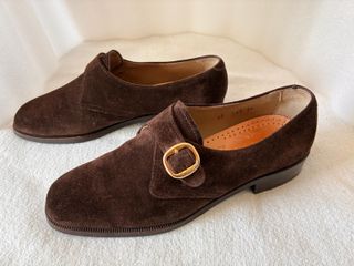 Zapatos ante marrones, tipo italianos, hebilla.