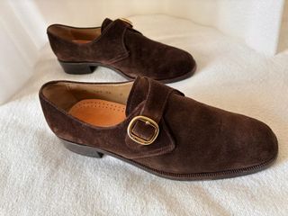 Zapatos ante marrones, tipo italianos, hebilla.