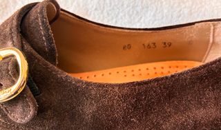Zapatos ante marrones, tipo italianos, hebilla.