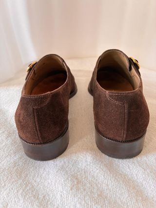 Zapatos ante marrones, tipo italianos, hebilla.