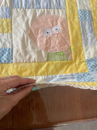 Colcha bebé patchwork hecha a mano.