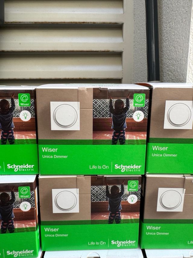 wiser schneider  
dimmer, persianas, interruptor.