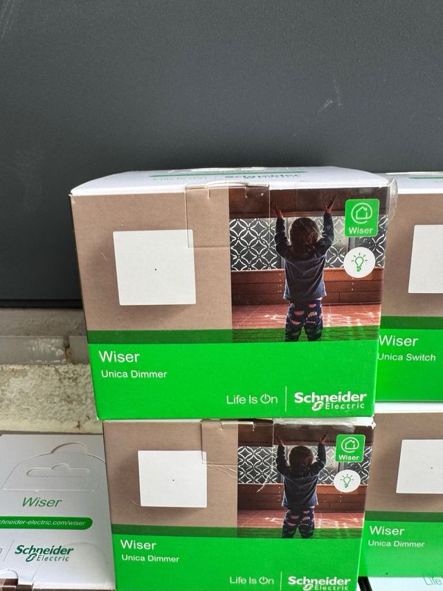 wiser schneider  
dimmer, persianas, interruptor.