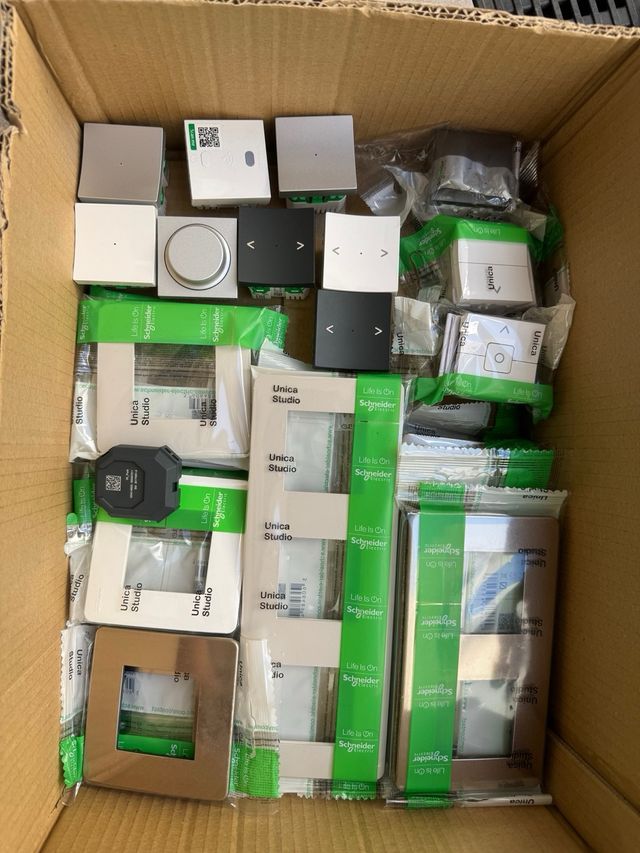 wiser schneider  
dimmer, persianas, interruptor.