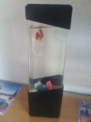 Acuario con luz LED - pecera decorativa