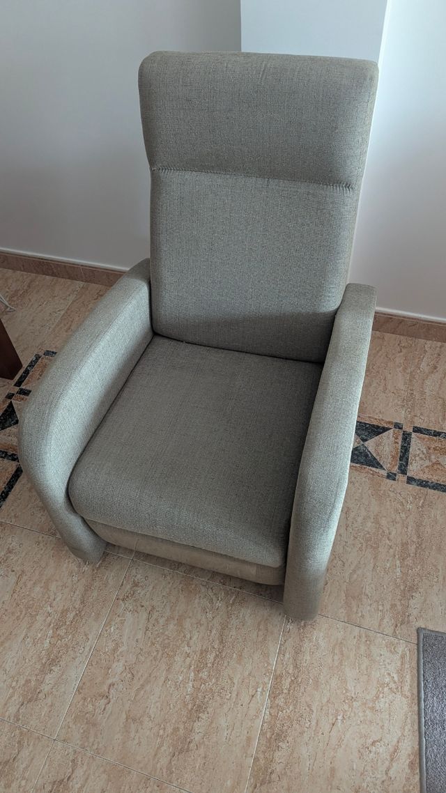 Sillón reclinable gris claro