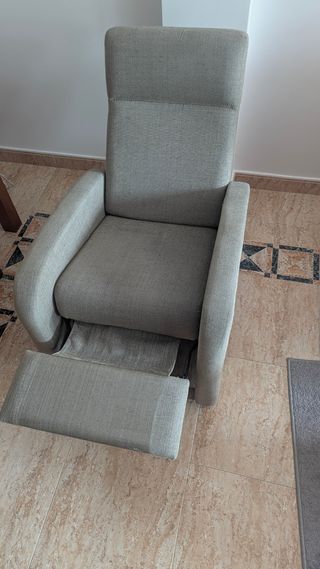 Sillón reclinable gris claro