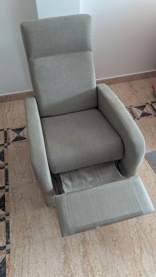 Sillón reclinable gris claro