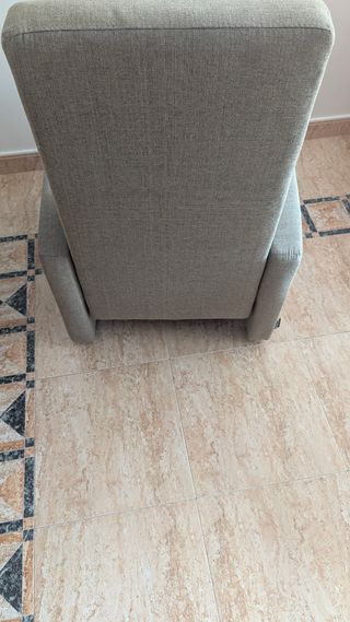Sillón reclinable gris claro