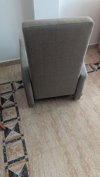 Sillón reclinable gris claro