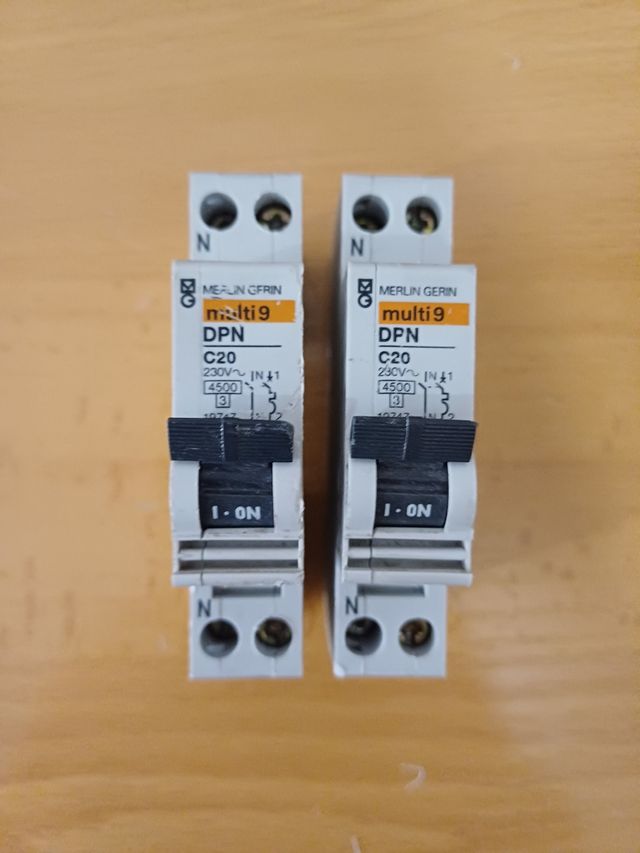 2x Magnetotérmicos DPN Merlin Gerin 20A