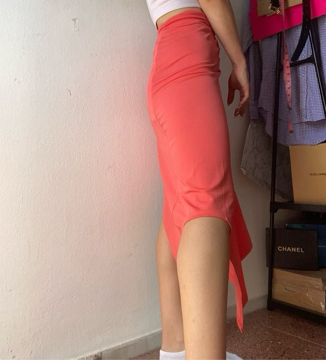 Falda midi asimétrica rosa