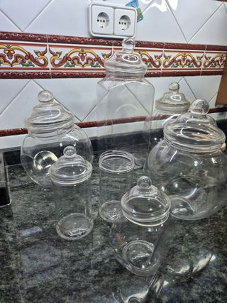9 botes plástico para MESA DULCE . Buen estado