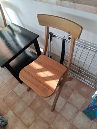 Mesa negra + 2 sillas madera