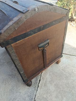 Baúl antiguo de madera y metal