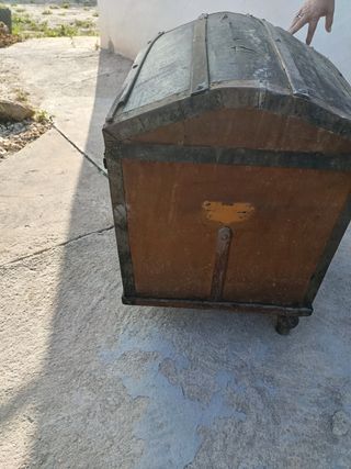 Baúl antiguo de madera y metal