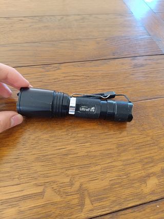 Linterna Ultrafire con lente ajustable