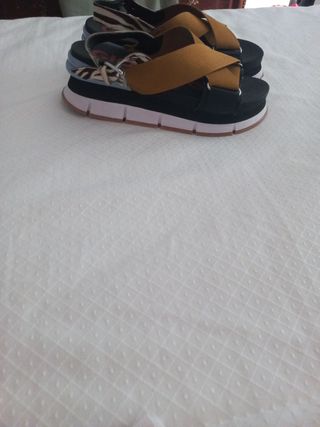 Sandalias plataforma negras y doradas