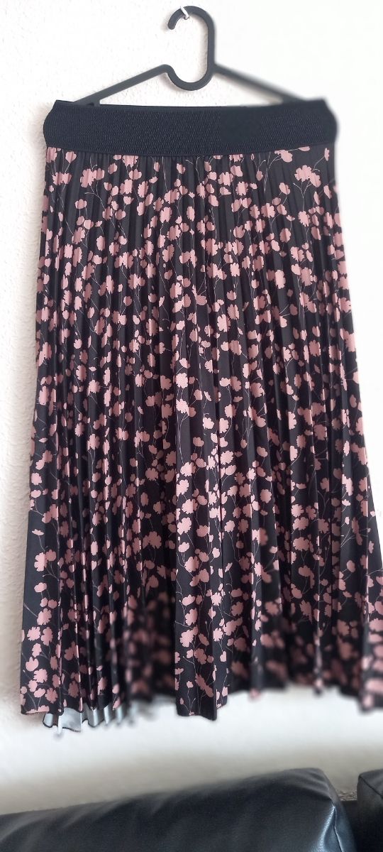 Falda plisada negra con flores rosa