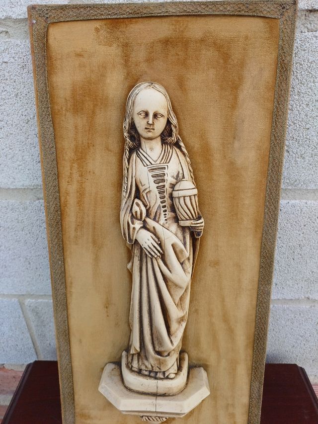 Escultura Virgen enmarcada