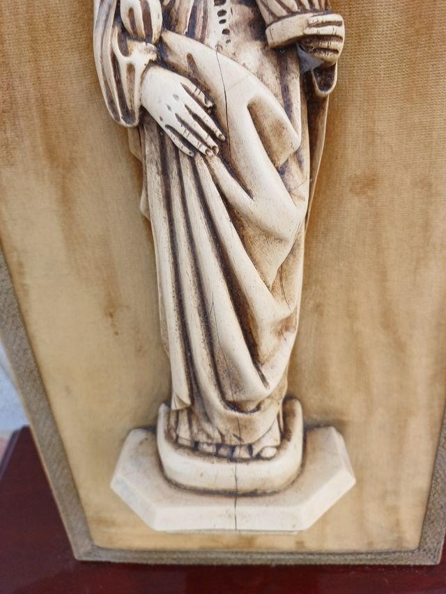 Escultura Virgen enmarcada