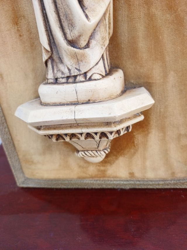 Escultura Virgen enmarcada