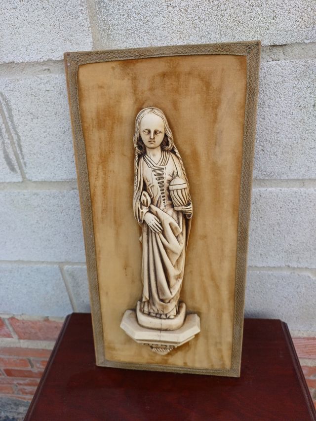 Escultura Virgen enmarcada