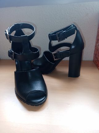 Tacones negros de tacón alto