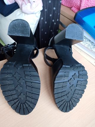 Tacones negros de tacón alto