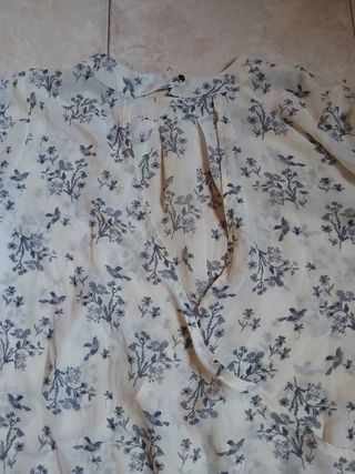 Blusa fiori grigia e bianca