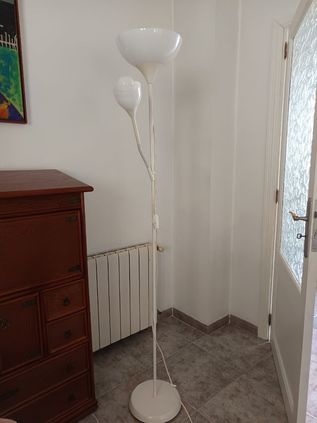 Lampara pie Ikea blanca