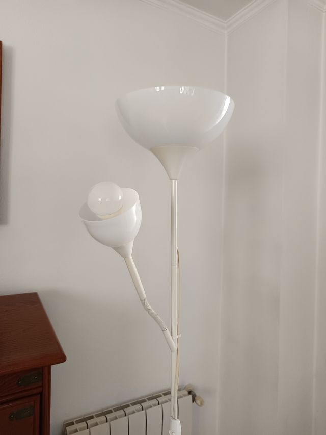 Lampara pie Ikea blanca