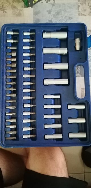 Juego de llaves y destornilladores.