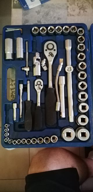 Juego de llaves y destornilladores.