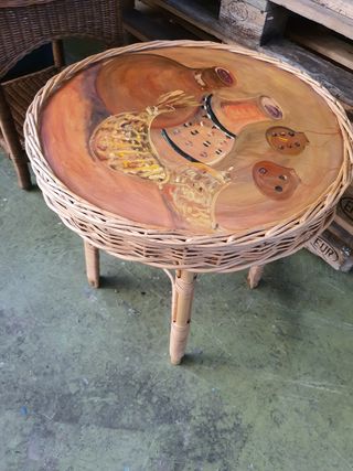 Mesita mimbre pintada a mano