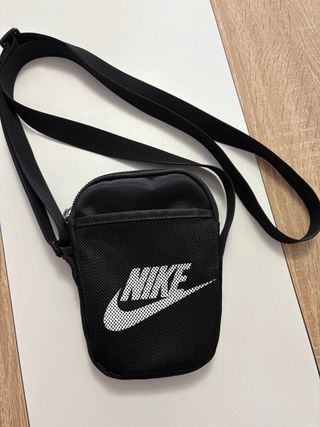 Bandolera Nike negra