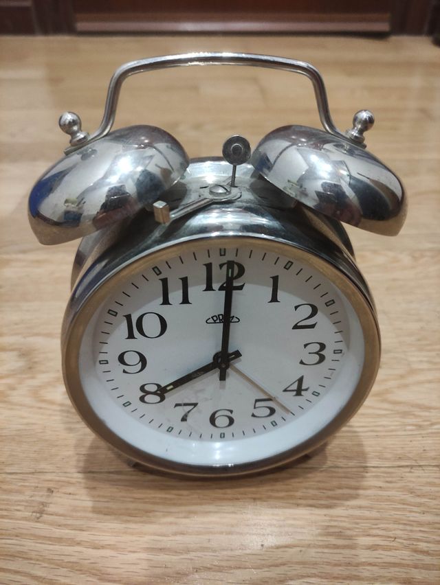 Reloj despertador antiguo metálico