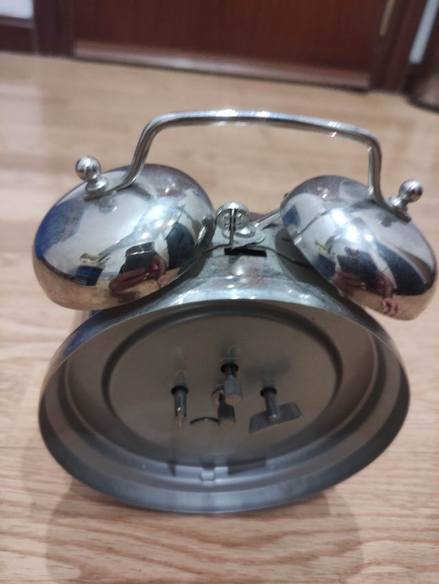 Reloj despertador antiguo metálico