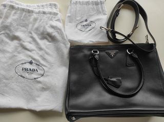 Bolso de Prada auténtico en piel, tamaño grande.