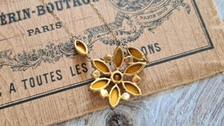 Collana Vintage con Pendente Floreale